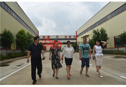 國(guó)外客戶不遠(yuǎn)萬(wàn)里來(lái)公司簽訂單