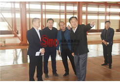 市領(lǐng)導(dǎo)考察新開(kāi)發(fā)車間